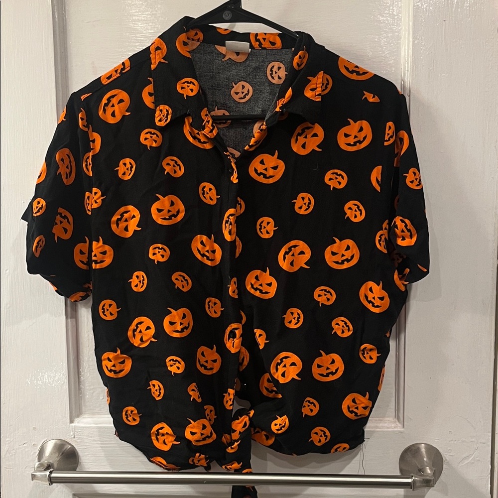Spirit Halloween Black and Orange Pumpkin Print Shirt